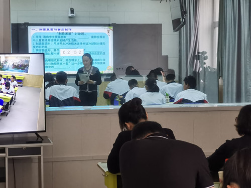 陈丹老师在课堂上_副本.jpg