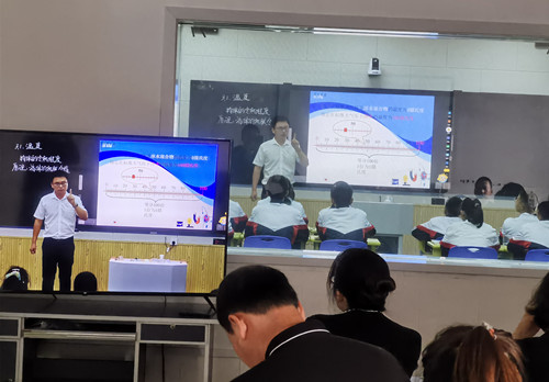刘启宇老师在课堂上_副本.jpg