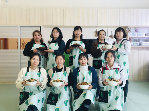 汪清三幼：巧手秀厨艺 教师展风采.jpg