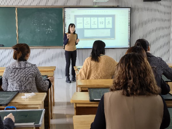 1636021338_4659_48619.jpg 许红燕副校长为教师们讲解.jpg