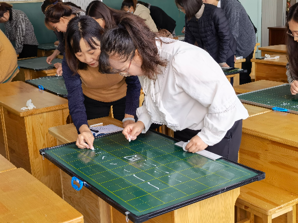 许红燕副校长指导教师们书写.png