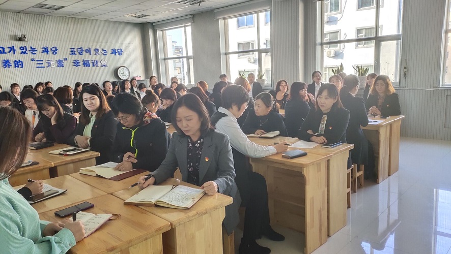 刘红月书记宣读投票结果.jpg