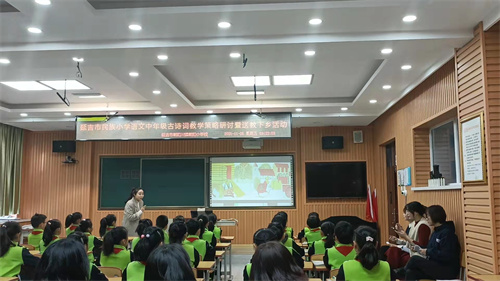 金梅老师在讲课.jpg
