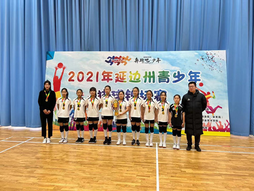 公园小学校边海燕老师与女子排球队获奖照片.jpg