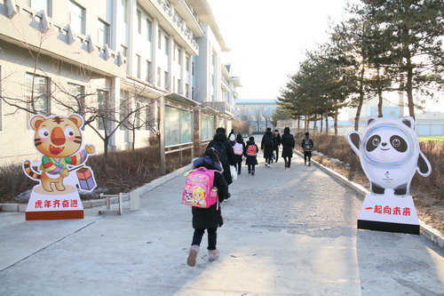 1.开学进校园的学生们.JPG