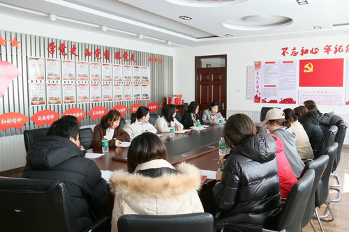 2.老师们交流研讨.JPG