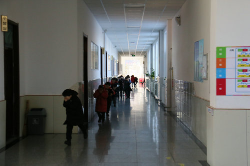 1.学生们有序撤离.JPG