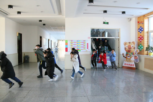 2.学生们有序撤离.JPG