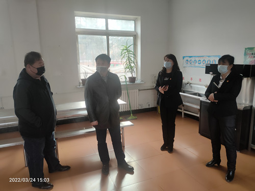 筑牢防线  严抓不懈——图们市教育局局长疫情防控专项督导检查06_副本.jpg