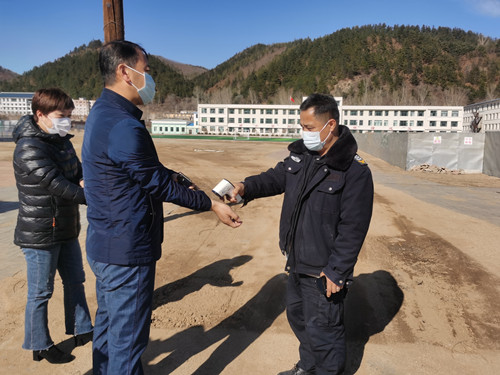严把防控关  真抓重落实——图们市教育局副局长莅临石岘一小检查疫情防控03_副本.jpg