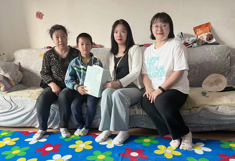 传递温情 播撒爱心---疫情期间教师慰问贫困儿童（4）_副本.jpg