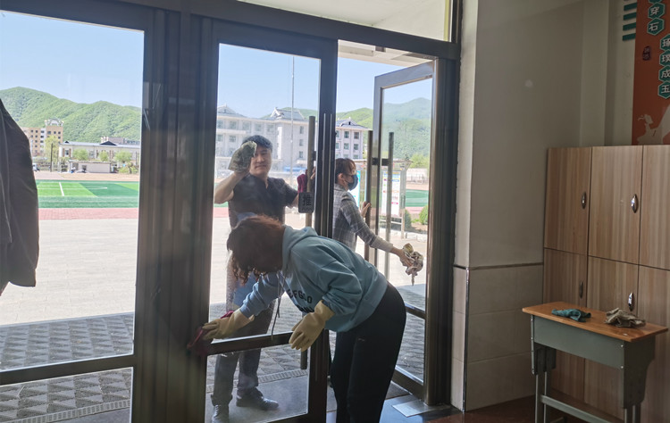 “齐心协力洁校园 花香草绿待生归”开学复课前卫生大扫除活动 (4)_副本.jpg