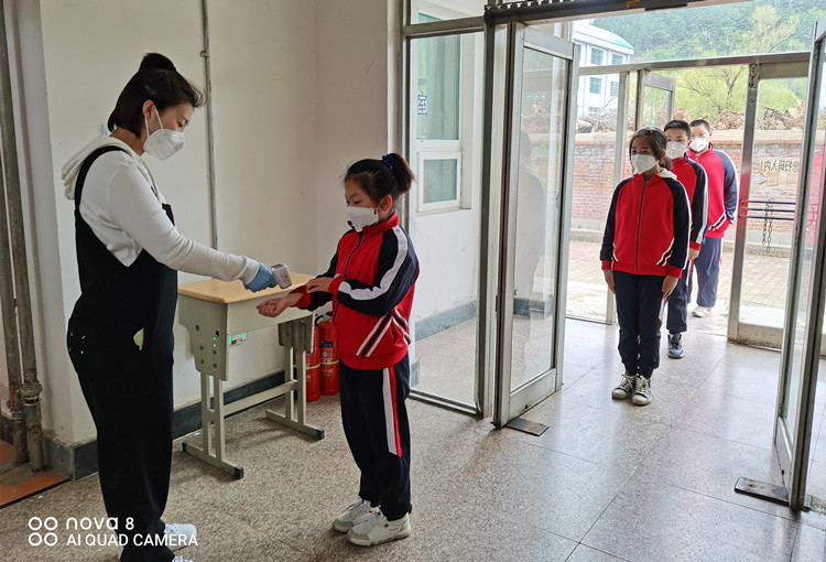 以“演”筑防护   以“练”迎复学——图们市石岘第一小学复学复课疫情防控应急演练活动10_副本.jpg