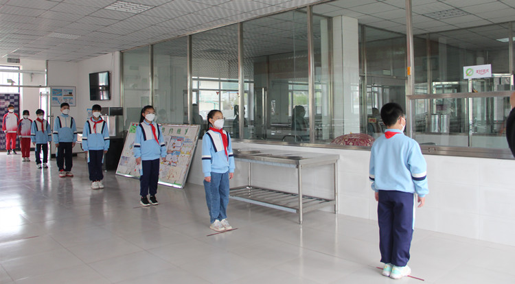 以“演”筑防护   以“练”迎复学——图们市石岘第一小学复学复课疫情防控应急演练活动09_副本.jpg