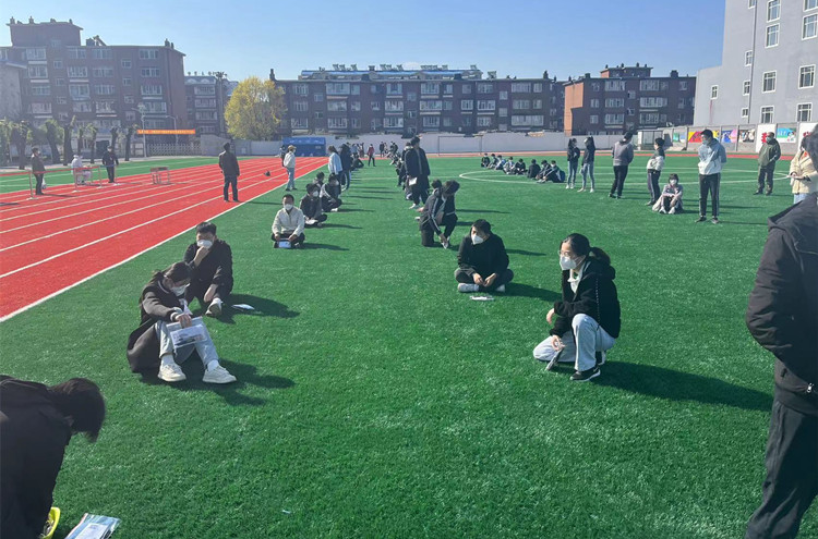 学生等待入考场_副本.jpg