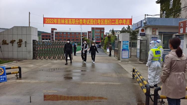 学生走出考场_副本.jpg