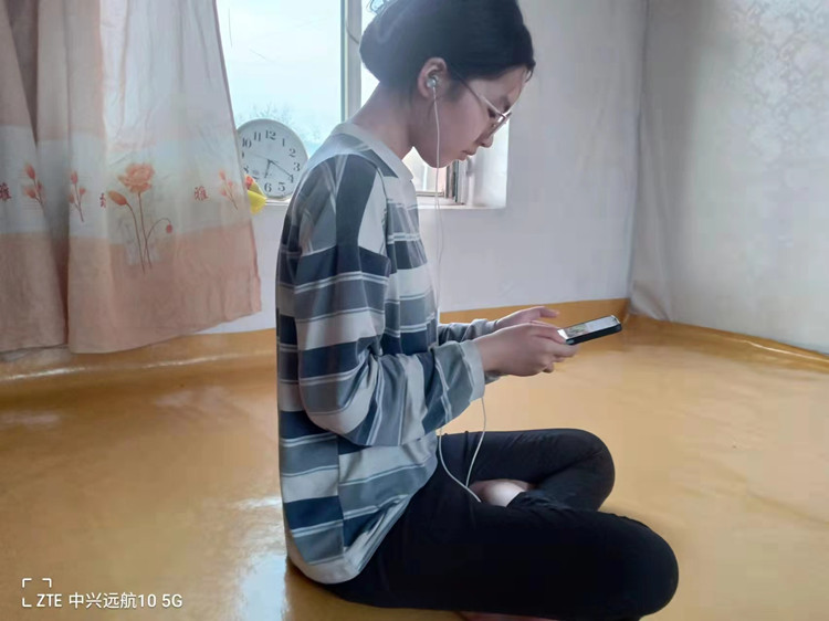 学生聆听《全民营养歌》_副本.jpg