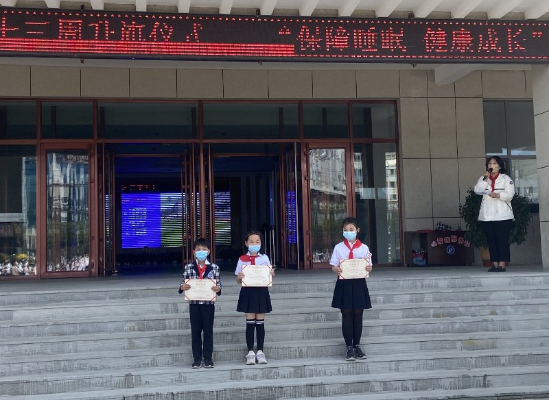 1653303273_9785_88346.jpg 辅导员老师宣布获奖名单.jpg