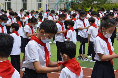 1656661442_7084_99995.jpg 5.老队员给新队员授予队员标志——红领巾.jpg