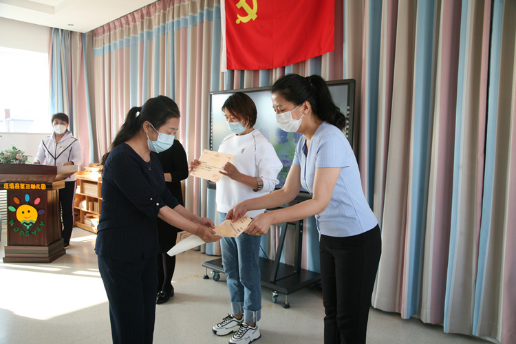 汪清三幼召开“疫情防控工作”表彰大会.jpg