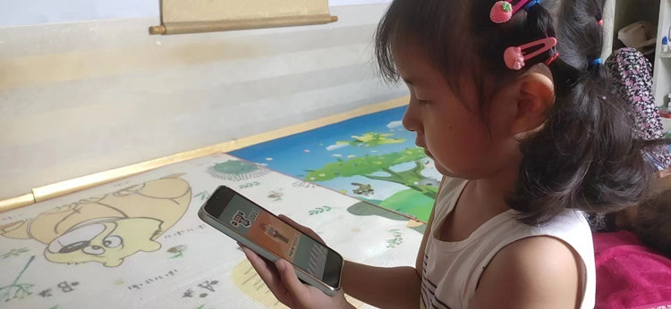 1657520701_8774_27492.jpg 幼儿观看视频学习照片_副本.jpg