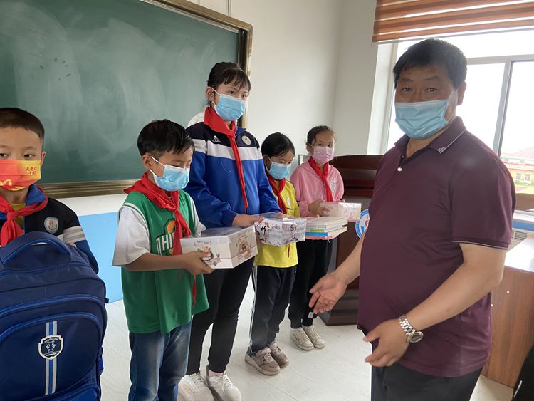 牛建军校长为学生发放心愿礼物.JPG