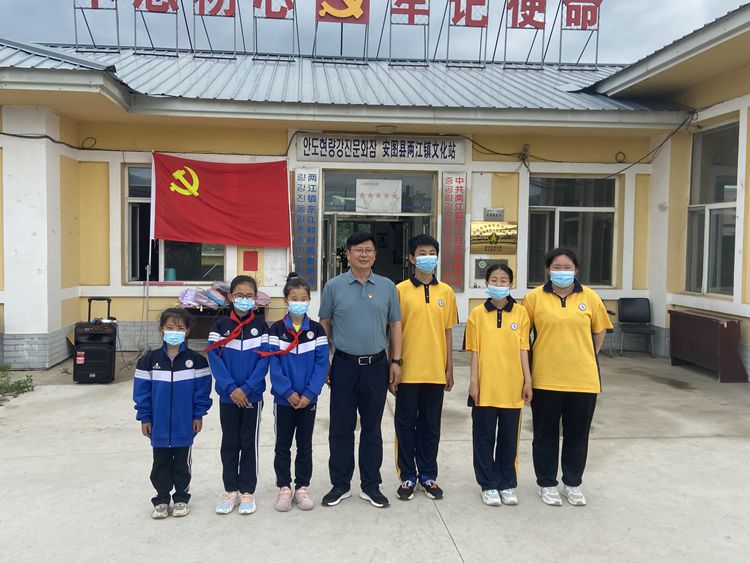秦局长慰问贫困生 (2).JPG