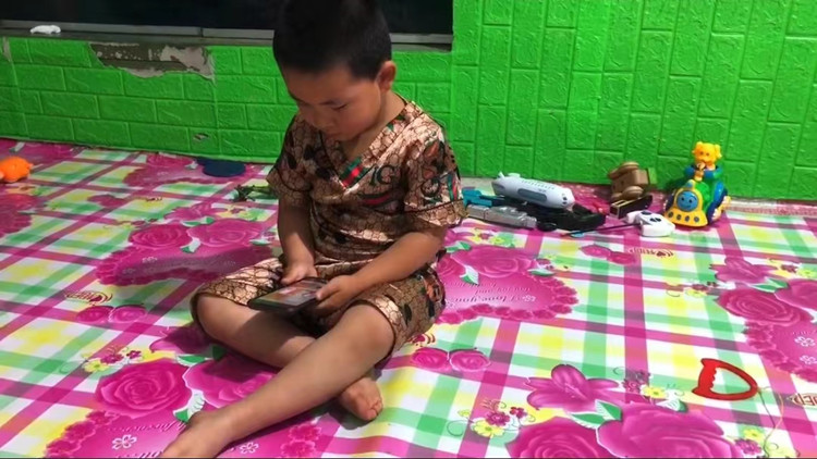 5幼儿观看视频_副本.jpg