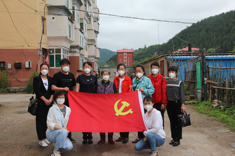 七一慰问老党员 共忆初心显真情01_副本.jpg