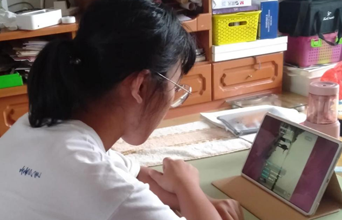 学生观看视频图片1_副本.png