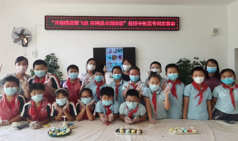 图们市石岘第一小学开展“月桂拂掠霜飞晚 留得皓月谢师恩”教师中秋双节系列活动 (4)_副本.jpg
