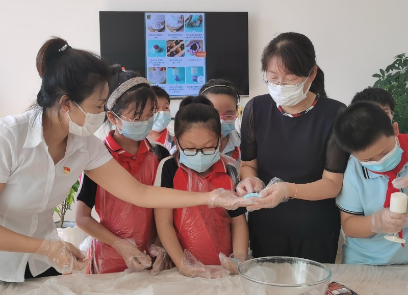 图们市石岘第一小学开展“月桂拂掠霜飞晚 留得皓月谢师恩”教师中秋双节系列活动  (1)_副本.jpg