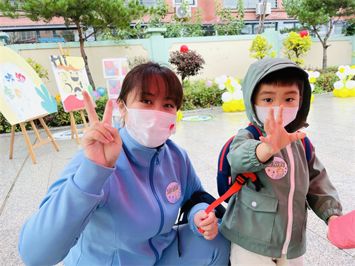 2 新蕾教师热情迎接小班幼儿入园.jpg