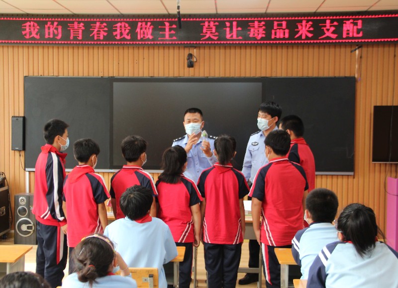 图们市石岘第一小学“我的青春我做主 莫让毒品来支配“”禁毒宣传教育活动 (1)_副本.jpg