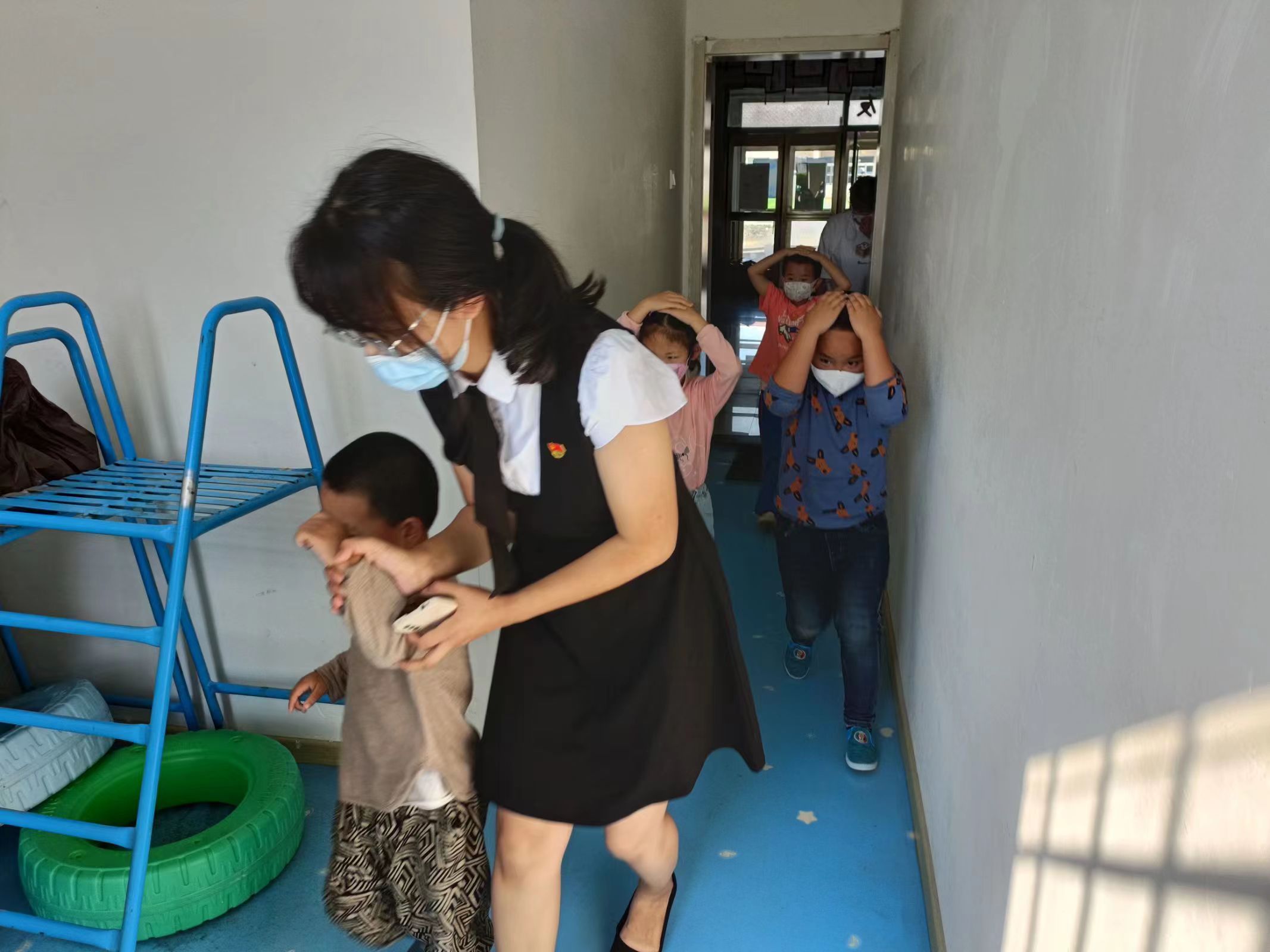 6幼儿地震逃生演练.jpg