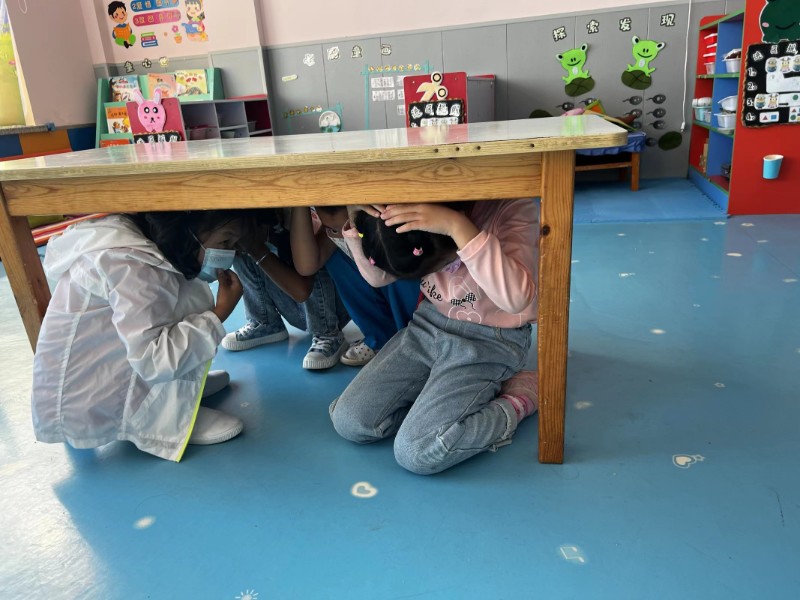 3幼儿地震演练.jpg