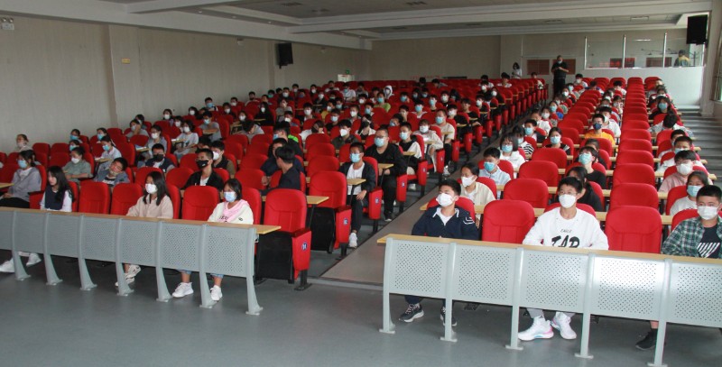 学生聆听讲座_副本.jpg
