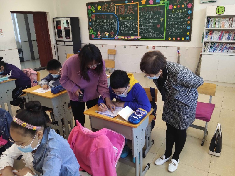 “视导引领促发展 幸福教育在路上”石岘第一小学迎接市进修学校小教部、综合部视导调研 (5)_副本.jpg