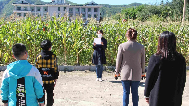 “感知秋意浓 共话丰收美”图们市石岘第一小学第二届丰收节（1）_副本.jpg