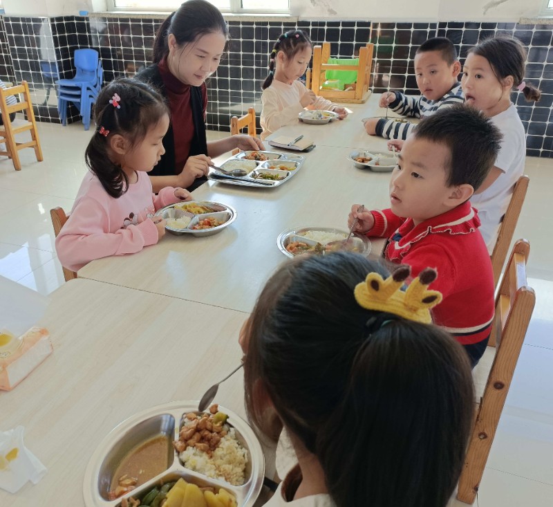 园长陪餐.jpg