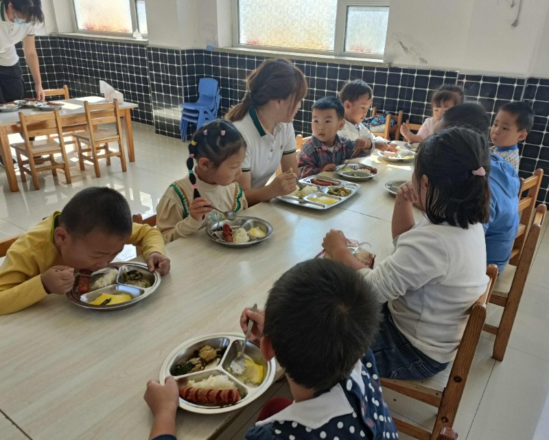中层领导陪餐.jpg