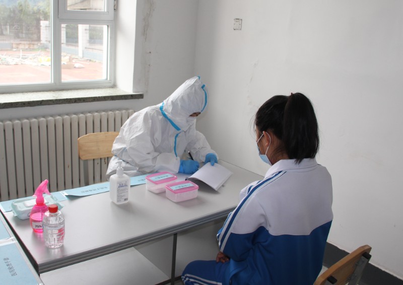 询问该生近期健康状况和旅居史并心理安抚.JPG
