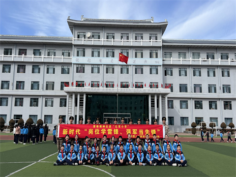 2023.3.2中国工农红军珲春红军小学：连队官兵进校园 红色教育润人心 (3).jpg