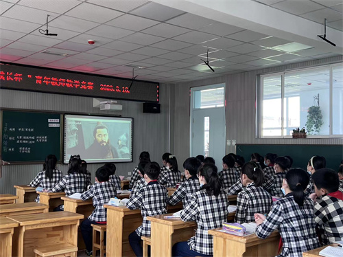 1678963658_525_45545.jpg 2.学生观看并讲述故事.jpg