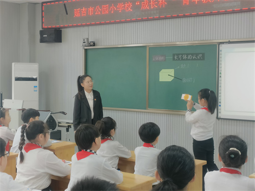 4.学生感受长方体特征.jpg