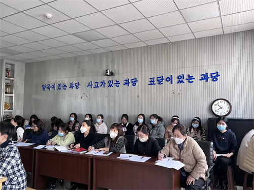 5.领导和教师们认真点评和学习.jpg