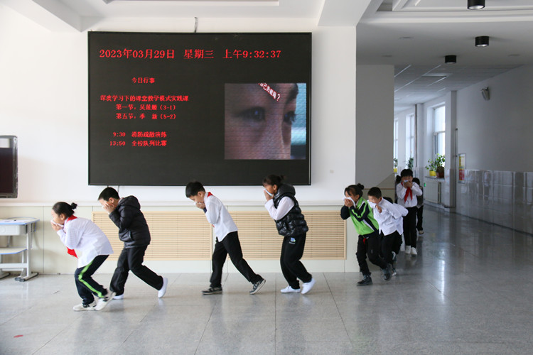 2.学生有序疏散_副本.jpg