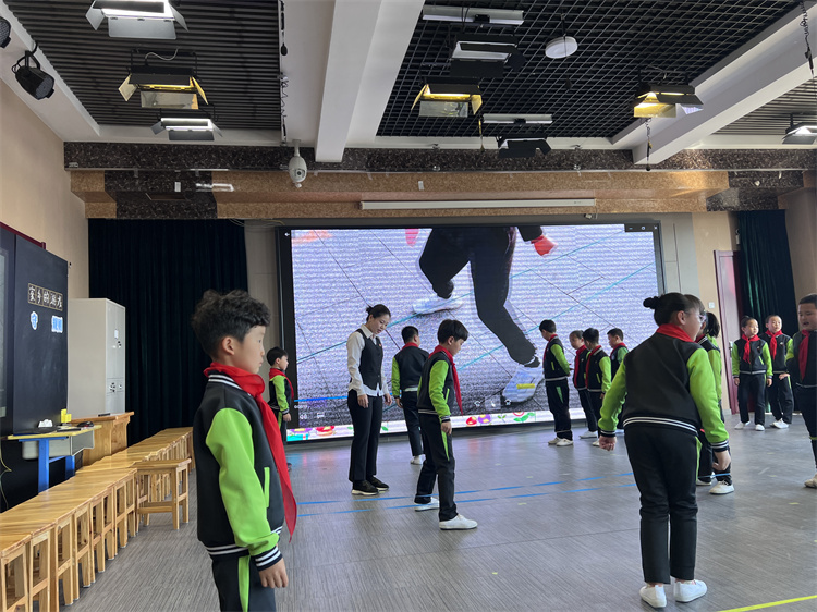 1680527863_6233_14206.jpg 5.学生体验家乡传统游戏.jpg