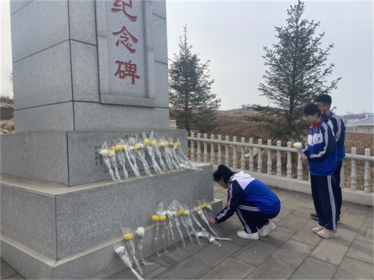 师生敬献鲜花_副本.jpg