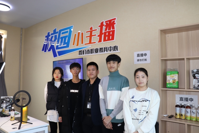 电子商务实训校园小主播直播.jpg